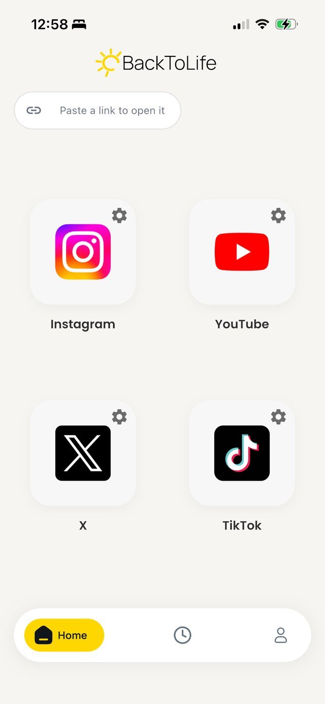 Pantalla de inicio de BackToLife en el móvil del hijo: abre Instagram, YouTube, X y TikTok ya limpias
