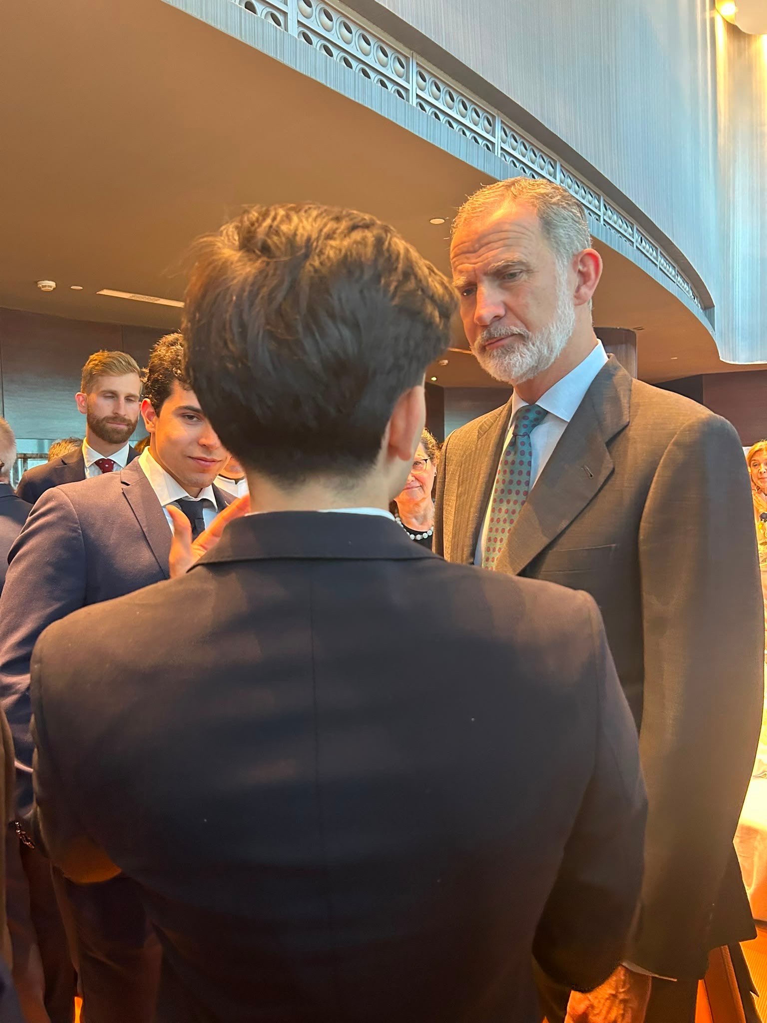El Rey Felipe VI conversando con Leo Duaso, fundador de BackToLife